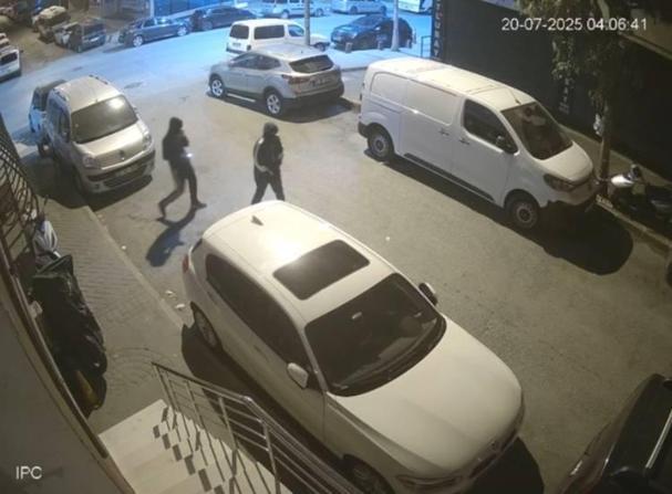 Sultangazide park halindeki otomobile silahlı saldırı kamerada