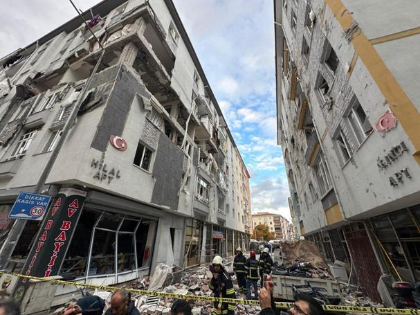 Çorumda doğal gaz kaynaklı patlamada kullanılamaz hale gelen binanın yıkımına başlandı