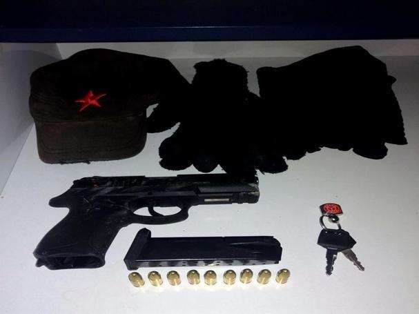 Yüzlerini şapkayla gizleyip husumetlisinin evini kurşunladılar, 5 kilometrelik takiple yakalandılar