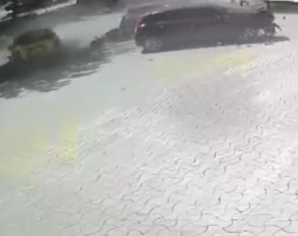 Kaldırımda yürürken taksinin çarptığı anne ile kızı öldü