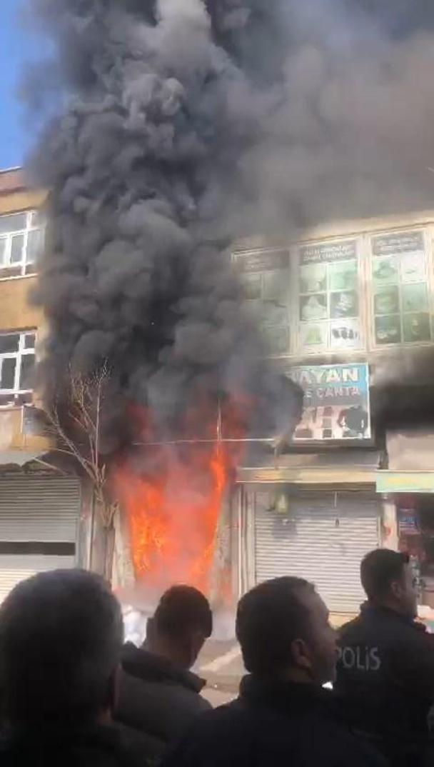 İş merkezinde çıkan yangında 5 iş yeri zarar gördü