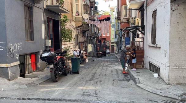 Beyoğlunda seyyar satıcı yer kavgasında dövülerek öldürüldü; o anlar kamerada