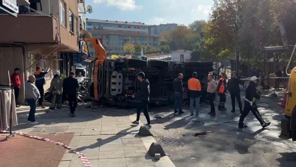 Bayrampaşada yol bakım aracı 8 araca çarptı; kaza kamerada