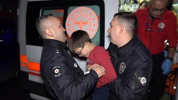 Görevdeki polisin evinde yangın çıktı; ekip arkadaşları yardıma koştu