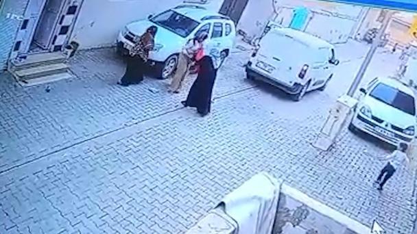 Kargo aracının altında kalan çocuk hayatını kaybetti; kaza kamerada