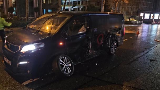 Beşiktaş’ta minibüse çarpan otomobil takla atarak caddeye uçtu; 2 yaralı