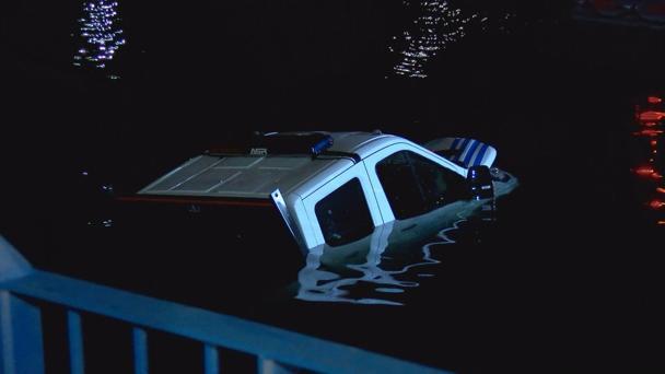 Bakırköyde zabıta aracının denize düştüğü anlar kamerada