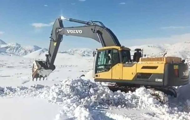 Bitliste kardan kapanan 92 köy yolu açıldı