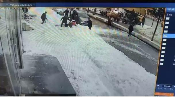 Çatıdan üzerine kar kütlesi düşen Ayşe, hayatını kaybetti