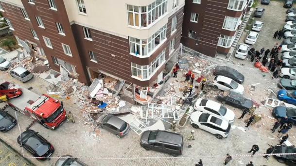 Beylikdüzünde 14 katlı binada patlama: 1 ölü, 3 yaralı