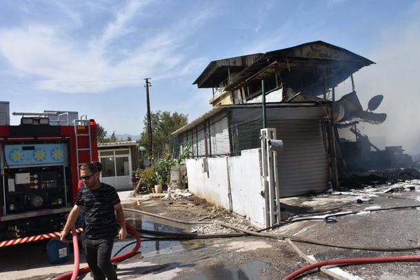 İzmirde ot yangını fabrikaya sıçradı