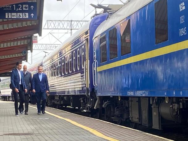 Bakan Fidan, Ukrayna ziyareti için trenle Polonyadan Kieve hareket etti