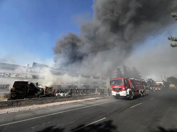 Kayseri’de hırdavatçıda çıkıp fabrikaya sıçrayan yangın kontrol altında