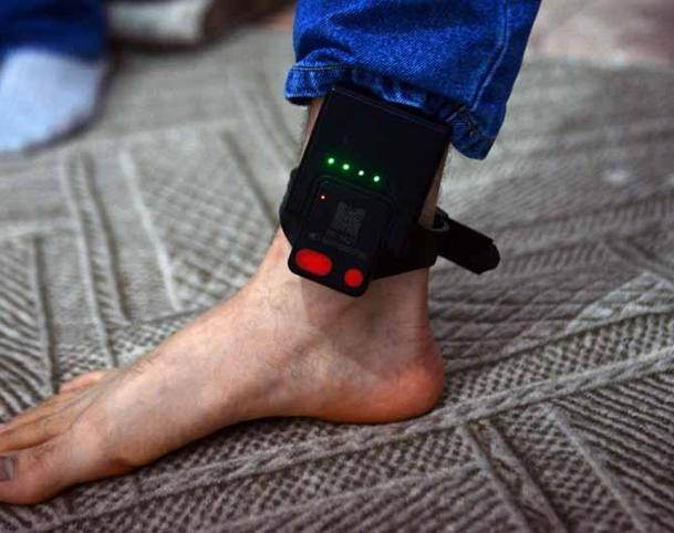 Bıçaklı kavganın sanığı 4,5 ayda tahliye oldu, ayırmak isteyen 1 yıldır elektronik kelepçeyle ev hapsinde