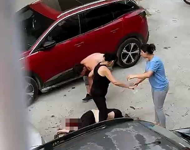 Bıçaklı kavganın sanığı 4,5 ayda tahliye oldu, ayırmak isteyen 1 yıldır elektronik kelepçeyle ev hapsinde