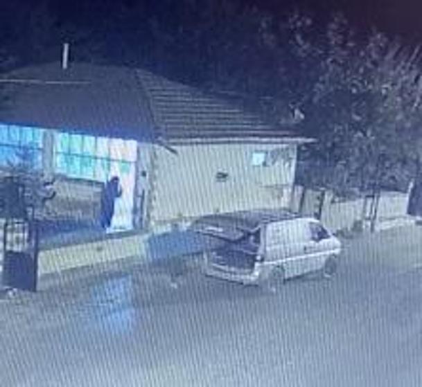 Cami tuvaletinden demir kapı hırsızlığı güvenlik kamerasında