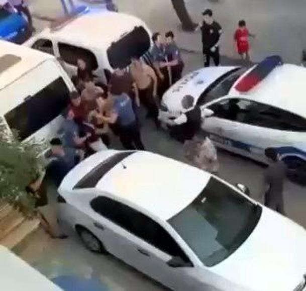 Avcılarda kavga sonrası eve kaçan şüpheli camı kırdı; 2si polis, 4 yaralı