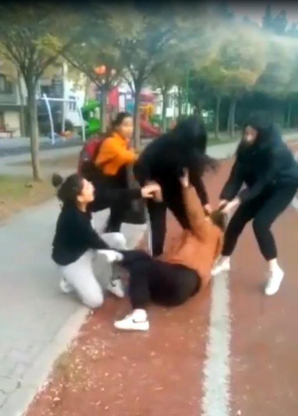 Okulda akran zorbalığının görüntüsünü kavga grubunda paylaşmışlar