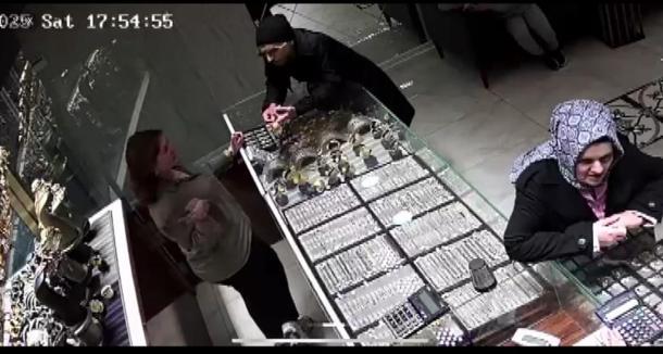 Esenyurtta kuyumcudan 535 bin lira değerinde 7 bilezik çalan şüpheli kamerada