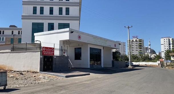 Diyarbakır’da, devrilen elma yüklü TIR’ın şoförü öldü