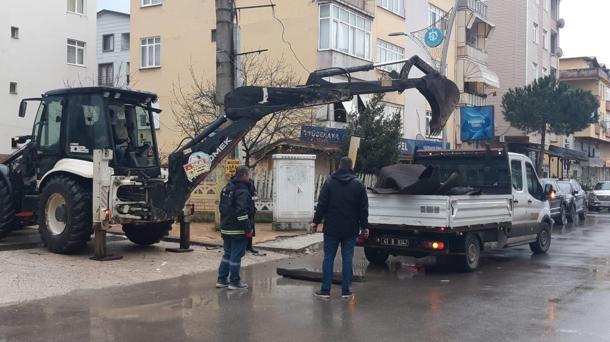 Çatıdan kopan yalıtım malzemesi caddeye düştü; o anlar kamerada
