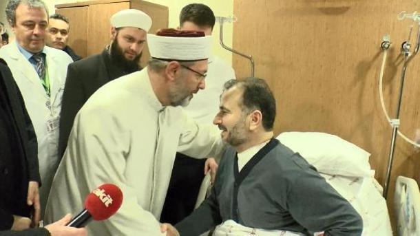 Diyanet İşleri Başkanı Ali Erbaş saldırıya uğrayan Fatih Camisi imamını ziyaret etti