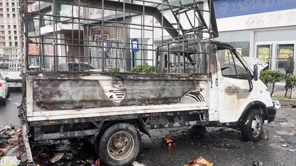 Beylikdüzünde seyir halindeki kamyonet alev alev yandı