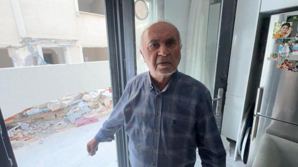 Avcılarda yıkım sırasında kopan beton blok yan binadaki dairenin cam kapısını kırdı