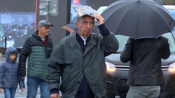 İstanbulda yağmur etkili oldu, trafikte yoğunluk yaşandı