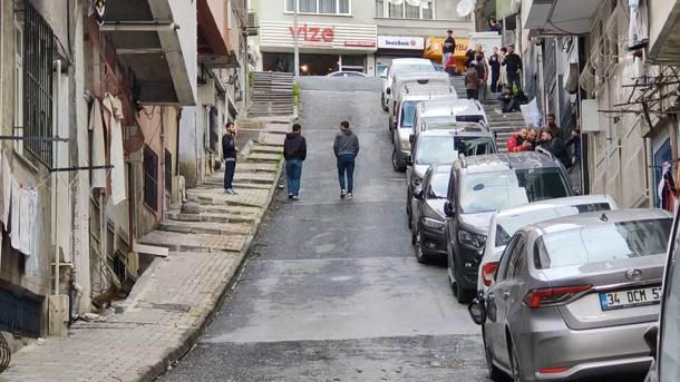 Esenler’de otomobilin yüklendiği çekici yokuştan kayıp 13 araca çarptı