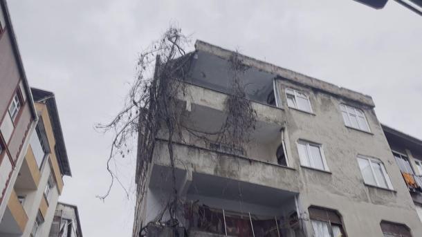 Bağcılarda apartmanın çatısından kopan parçalar 2 otomobilin üzerine düştü