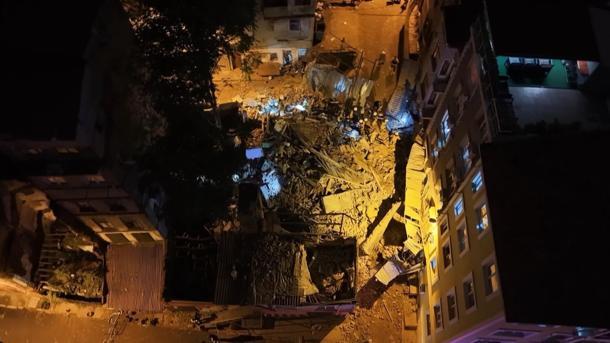 Beyoğlu’nda 5 katlı metruk bina çöktü; arama çalışmaları tamamlandı
