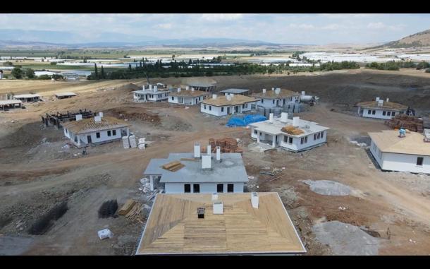 Bakan Özhaseki: Türkoğlunda yöresel mimariye uygun 92 ev inşa ediyoruz