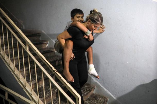 Muhabbet kuşunun peşinden 6ncı kattan düşen Buraka yardım eli uzatıldı