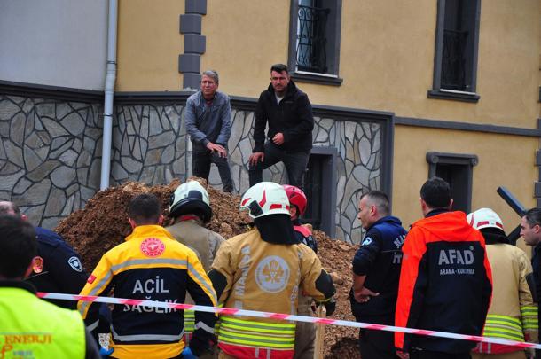 Manisada kanalizasyon çalışmasında göçük; 1 ölü