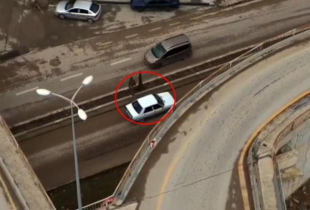 Denetimden kaçmak için aracıyla ters şeride giren sürücü dronla tespit edildi