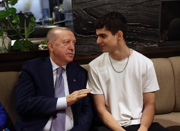 Cumhurbaşkanı Erdoğan, kafede vatandaşlarla bir araya geldi