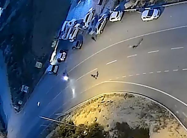 Mezarlıktaki otomobillerden hırsızlık şüphelisine suçüstü; havaya ateş açılarak yakalandı