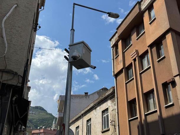 Onarım yaparken arıza aracının sepetine çarpan dolmuşun üzerine düştü