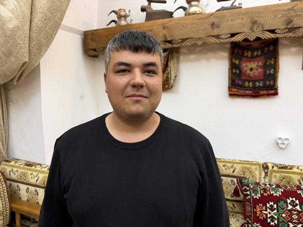 Nefes borusuna çay kaçan arkadaşını Heimlich manevrasıyla kurtardı