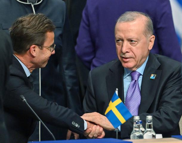 Cumhurbaşkanı Erdoğan, NATO Devlet ve Hükümet Başkanları Zirvesi’nde aile fotoğrafı çekimine katıldı