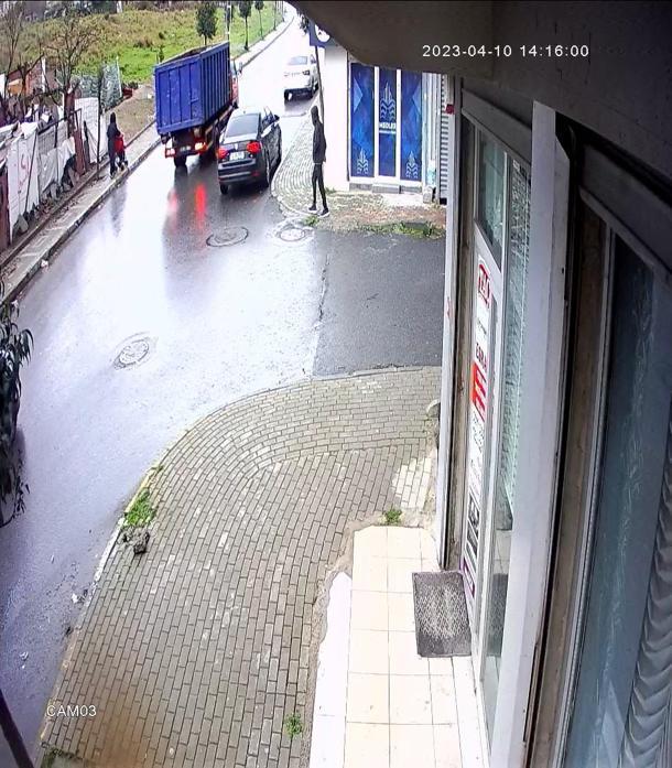 Avcılarda arkasından yanaştı, cebindeki telefonu alıp kaçtı