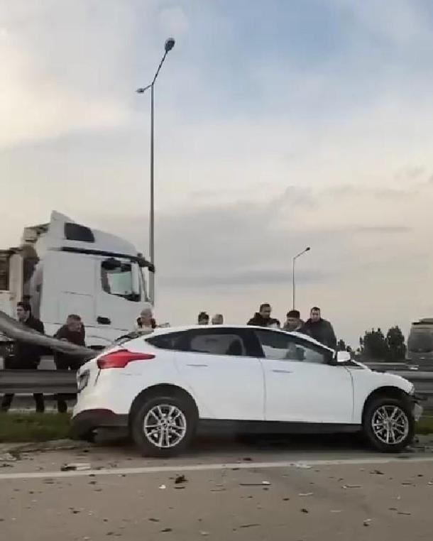 Bursada refüje çarpan otomobile bariyer saplandı; sürücü öldü
