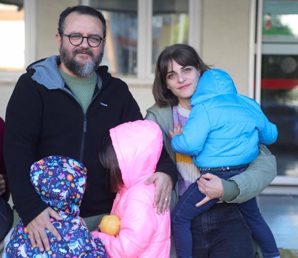 İki çocuklu çift, bir çocuğun hayatına dokunmak için koruyucu aile oldu