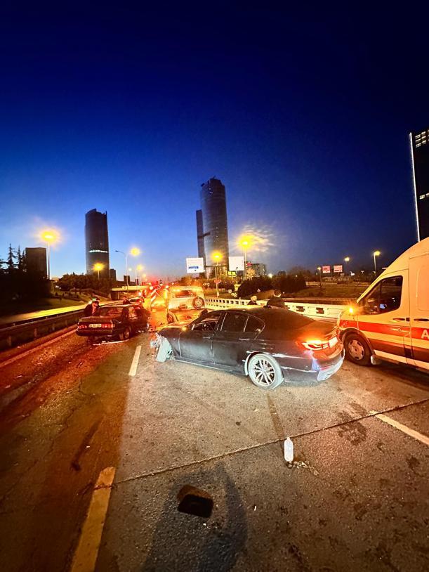 Maltepede dört aracın karıştığı zincirleme kaza: 1i ağır 4 yaralı
