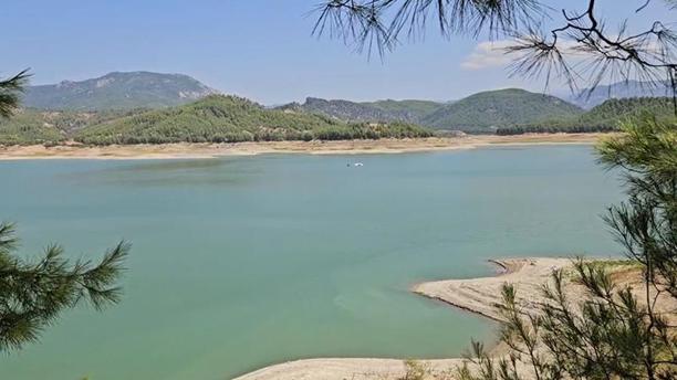 Burdurda eğitim uçağı, yangın tatbikatı sırasında gölden su alırken kaza kırıma uğradı