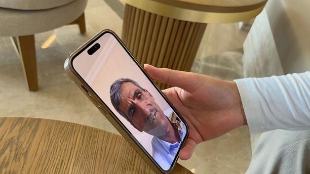 Babasının sınav çıkışı çiçeklerle karşıladığı Çimen, üniversiteyi kazandı