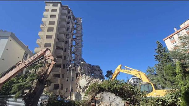Maltepede 11 katlı bina kontrollü yıkım sırasında çöktü