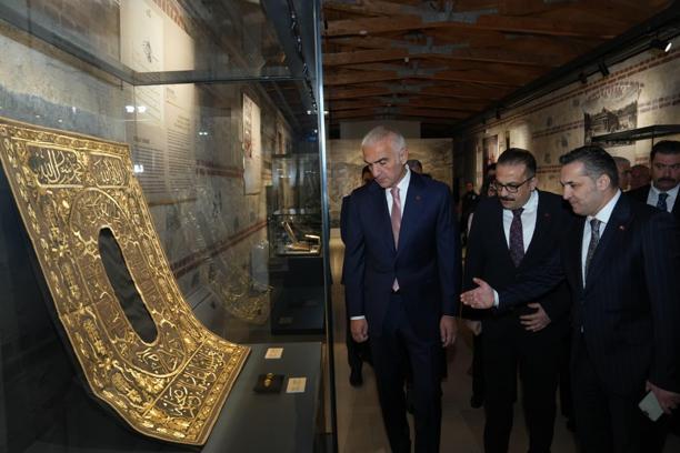 Çalınan iki İznik çinisi yıllar sonra yeniden Türkiyede