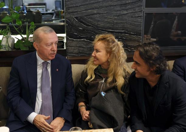 Cumhurbaşkanı Erdoğan, kafede vatandaşlarla bir araya geldi